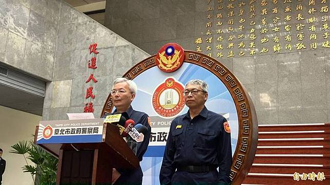 台北市警察局長張榮興(左)下午出面說明，右為文山二分局長李紹榆。(記者王冠仁攝)