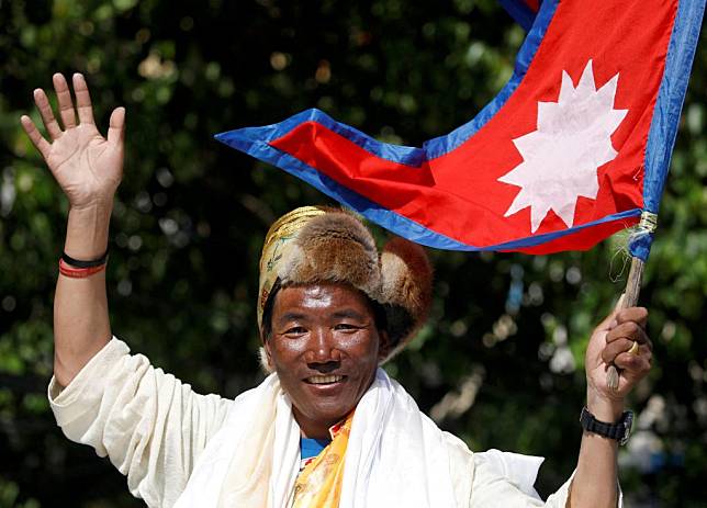尼泊爾雪巴人卡米．瑞塔十七日第二十七次成功登頂聖母峰，刷新攀上世界最高峰次數最多的紀錄。 （路透）