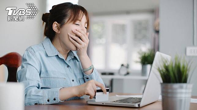 一名女子整天想睡覺前往就診，醫師驚覺其脖子腫大。（示意圖／shutterstock達志影像）