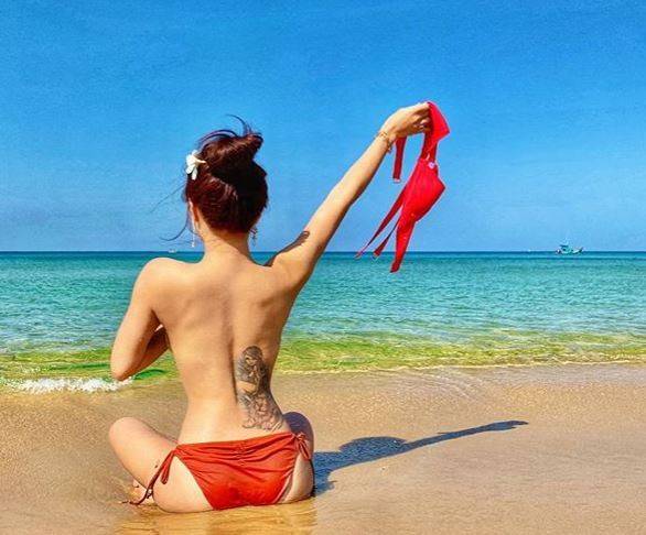 巫苡萱PO出到越南富國島度假的辣照，可以看見她在沙灘上大膽脫下比基尼，讓許多粉絲紛紛暴動。(圖片擷取自巫苡萱IG)