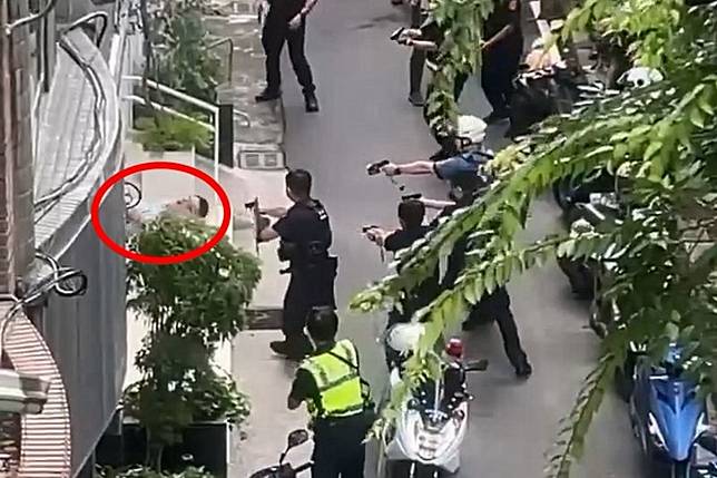 大批員警持槍包圍並開槍射擊，嫌犯(紅圈處)中彈後倒地就逮。民眾提供