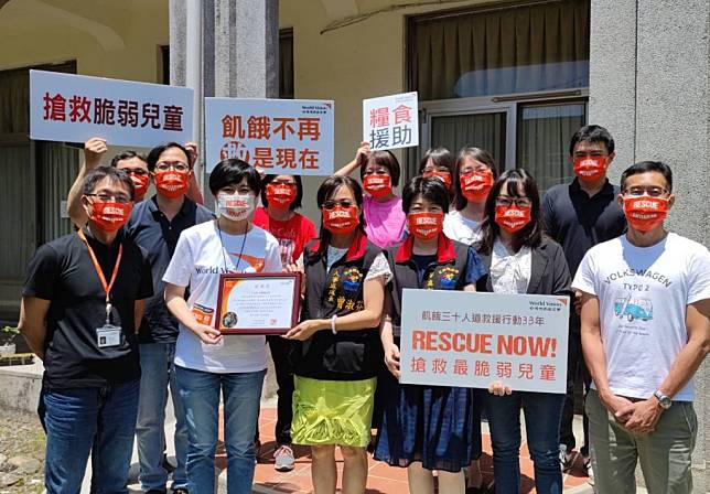 花蓮縣政府員工響應飢餓三十人道救援行動，捐出一日餐費，幫助花蓮特況家庭和難民援助。(世界展望會提供)