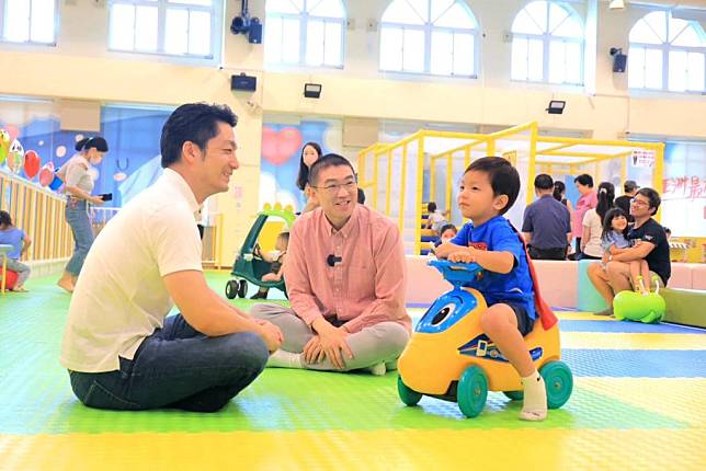 台北市長蔣萬安帶二寶體驗基隆七堵室內兒童樂園。（基隆市政府提供）