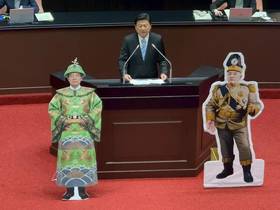 總統賴清德未到立法院說明，藍白在議場擺放「清德宗」、「賴世凱」人形立牌。（圖／傅崐萁提供）