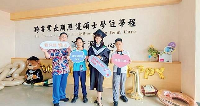 季忠平（左）帶兒子們一起出席陳明真（右二）的畢業典禮。陳明真提供