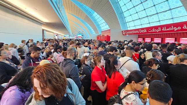 暴風雨導致800班機延誤，杜拜國際機場擠滿旅客。（圖／翻攝自X@solomonking）