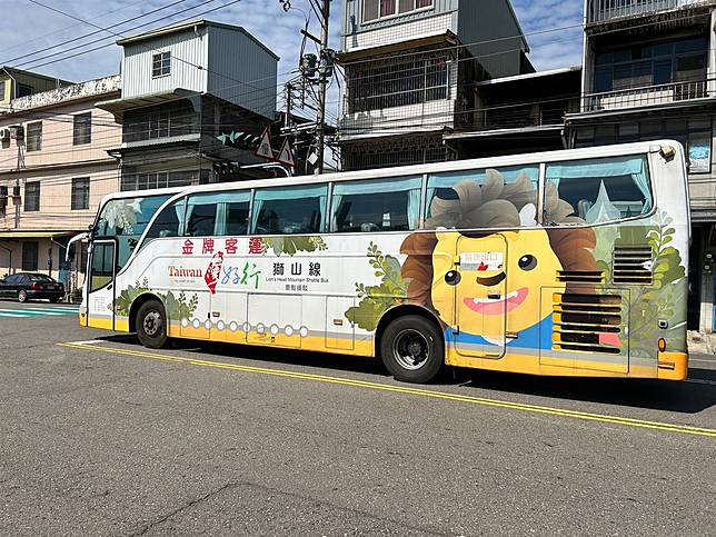 新竹縣政府推出「臺灣好行」優惠套票，只要99元就可當日無限次搭乘臺灣好行獅山線公車，還可兌換客家美食。（新竹縣政府提供）
