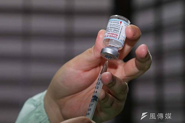 民眾接種莫德納疫苗意願頗高，但3日在台南傳出8旬老婦接種後死亡事件。（資料照，顏麟宇攝）