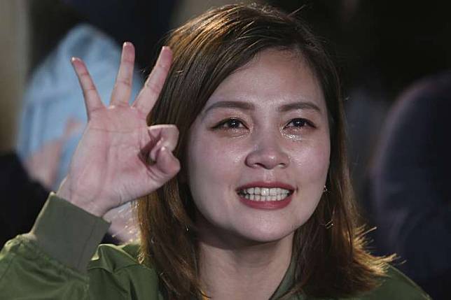 2020台灣大選：民進黨競選總部開票之夜，蔡英文支持者激動落淚。（AP）
