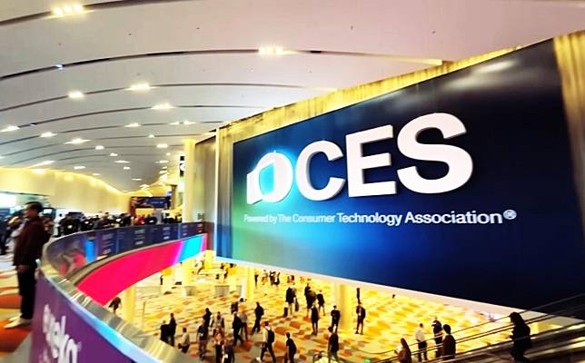 CES 2025大展是科技界的盛事，圍繞著輝達，所有展出中，AI機器人和自駕車將是最快市場化的應用，但也有外國媒體點名一些毫無意義的AI產品。（圖片來源／CES頻道）