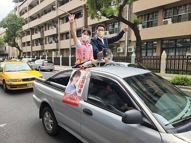 宜蘭縣立法委員陳歐珀(右)今天從宜蘭趕赴板橋，陪同新北市板橋區議員參選人山田摩衣車隊掃街，表達力挺。(山田摩衣提供)