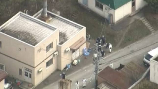 日本北海道旭川市一名男子，將妻子屍體棄置在自己工作的旭山動物園焚化爐內，圖為警方4月24日到現場調查。翻攝HTB北海道新聞X帳號