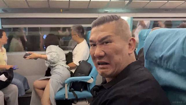 「館長」陳之漢體驗上海磁浮列車，強調座椅有靠背。（取自館長惡名昭彰YT影音）