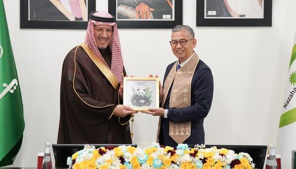 ICAC Commissioner Woo Ying-ming (right) meets with H.E. Mazin Al-Kahmous, President of the Oversight and Anti-Corruption Authority (Nazaha) of Saudi Arabia.