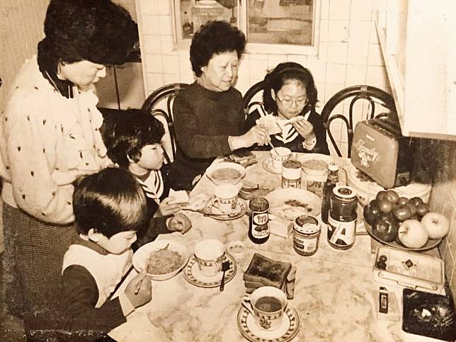 我家的早餐，這照片是以前中華日報要做一個關於營養均衡早餐的報導，特別「擺拍」的，時約民國七十一、二年。印象中攝影者好像是趙傳安叔叔。