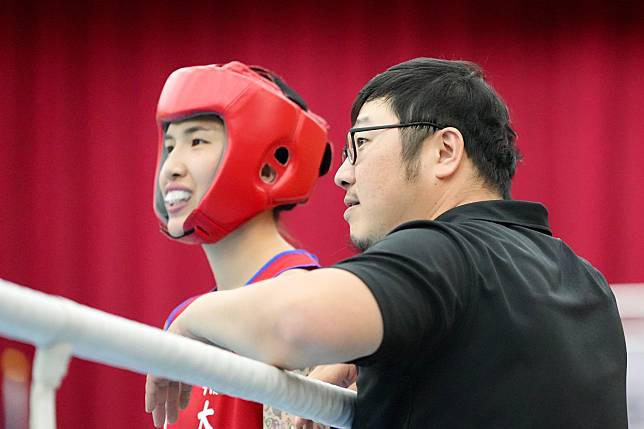 東京奧運女子拳擊銅牌好手、輔大的黃筱雯（左）與教練劉宗泰（右）。（李宇政攝）