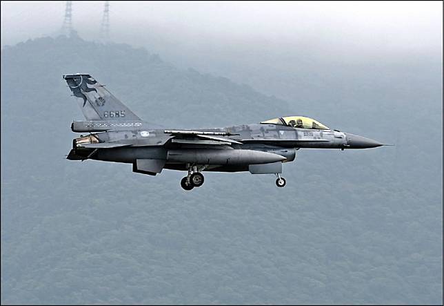 空軍編號6685的F-16戰機於前年演訓時撞山，導致飛官不幸殉職。(資料照)