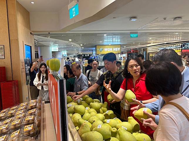 台南文旦進軍同樣具有慶祝中秋佳節傳統的新加坡，當地連鎖超市上架台南文旦。（圖：南市府提供）