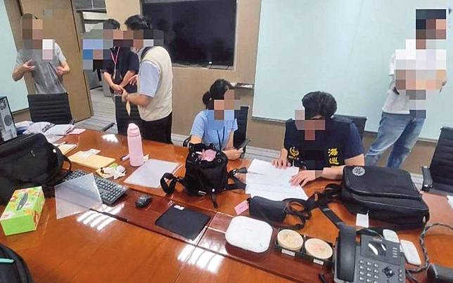 檢調及海巡人員查扣電腦、資料等證物，並同步約談多名涉案人。（海巡署偵防分署提供）