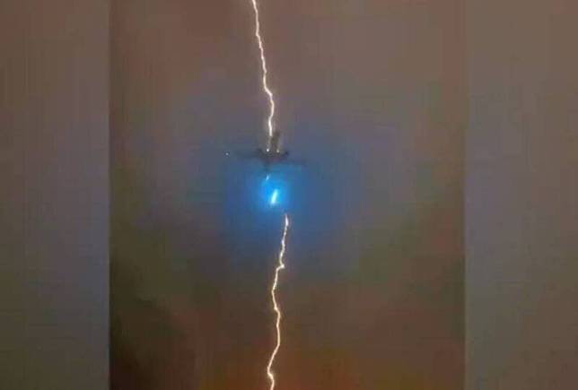 一架飛機在當地時間3日晚間從溫哥華國際機場起飛後，突遭閃電擊中，這個瞬間被民眾捕捉下來。(圖擷自X)