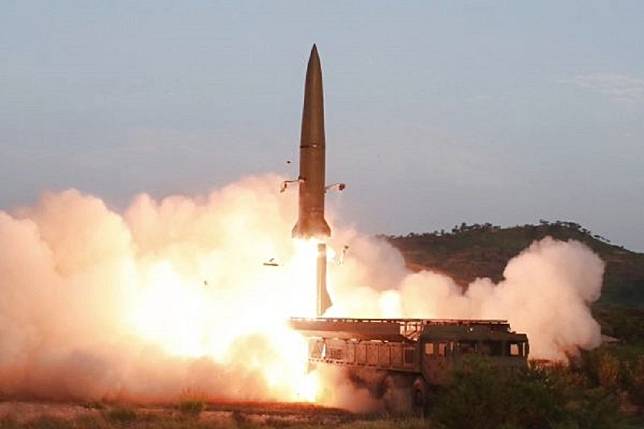 聯合國專家研判，俄軍1月2日襲擊卡爾科夫的彈道飛彈，正是北韓「火星11型」，恐已違反聯合國武器禁運。圖為北韓試射「火星11型」飛彈。（取自新浪網）