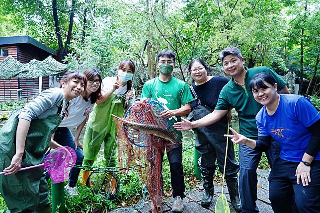 台北植物園辦理外來魚種控制工作坊，當日就調查到超過200尾大小不等魚類，主要為吳郭魚、琵琶鼠、大肚魚及1尾體長超過一公尺長吻雀鱔，外來種生物比例高達100%。(林務局林業試驗所提供)