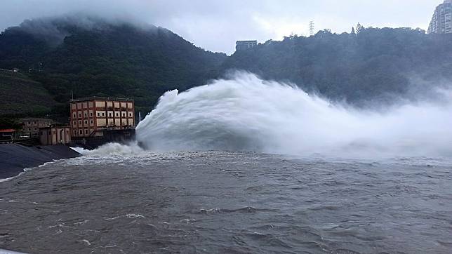 因應凱米颱風雨量，石門水庫每秒三百立方公尺放水。（北水分署提供）