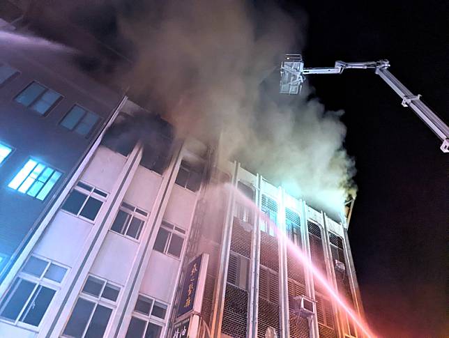 羅東鎮興東路4樓加蓋鐵皮屋火警 雲梯車加入滅火!
