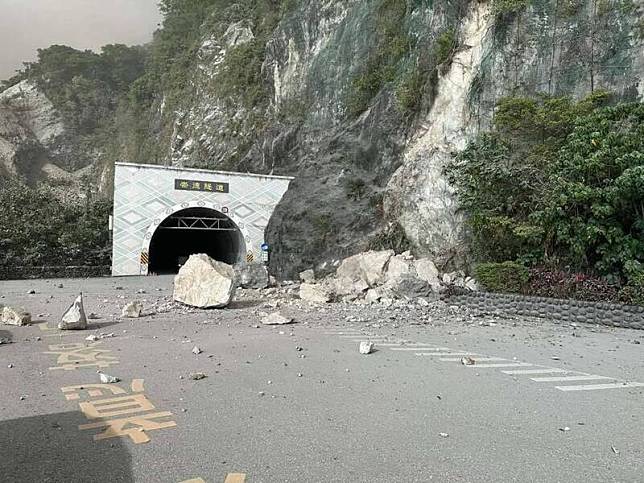 花蓮今天發生大地震，蘇花公路大量落石交通中斷。(民眾提供)