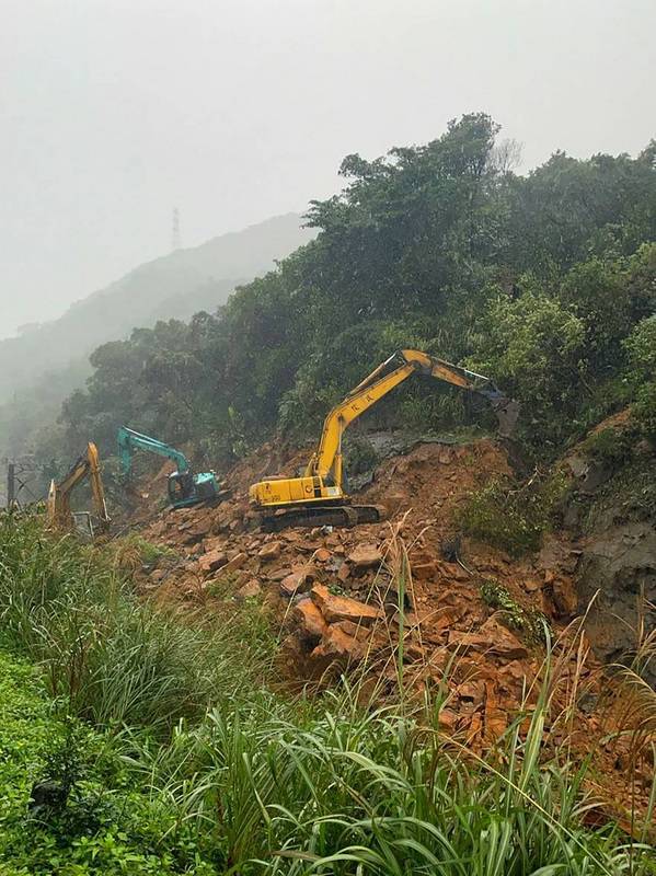 台鐵瑞芳至猴硐間3日才修復的邊坡，4日再度大片滑落 ，導致台鐵樹林往宜蘭、花蓮及台東的路線中斷，台鐵全力搶修中。交通部長林佳龍稍早預告，恐要4天才會恢復通行，已指示公路客運投入疏運。 （台鐵提供） 中央社記者汪淑芬傳真 109年12月4日  
