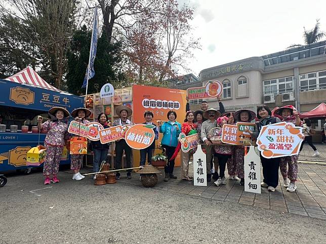 峨眉桶柑節在細茅圃吊橋旁登場。（記者彭新茹攝）