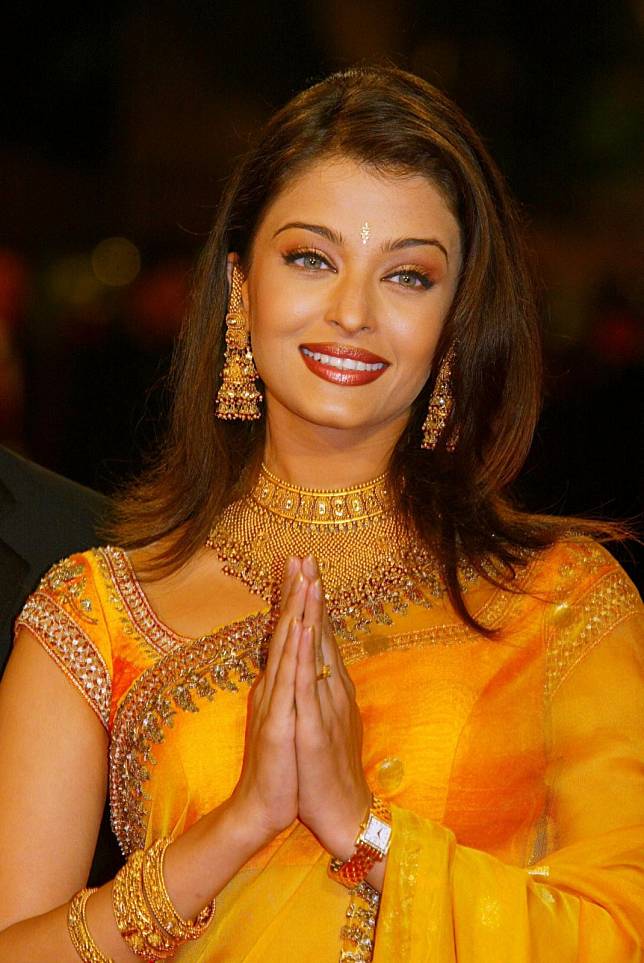 Aishwarya Rai wore a traditional Indian attire for her first appearance at the Cannes Film Festival in 2002 (Photo: Getty Images)