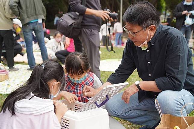 屏東縣公立犬貓中途之家目前滿編，19家合作寵物店 家暫成為毛小孩中途避風港。縣府19日舉行認養成果 發表會，邀請寵物友善店家及認養戶帶毛小孩回娘 家，屏東縣長潘孟安（右）也到場參與。 （屏東縣政府提供） 中央社記者曾以寧傳真 110年12月19日  
