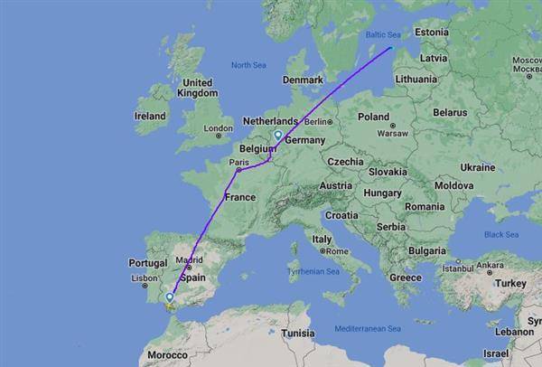 這架賽斯納551型本該由西班牙赫雷斯直飛德國科隆（藍標處），卻偏離航線，且經過科隆附近後直往東北方去，最終墜落於拉脫維亞外海。取自flightradar24