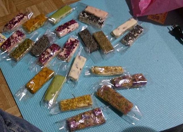 有網友聲稱，在迪化街買了23顆牛軋糖，結帳時竟要價1,100元。（翻攝自網路／爆怨公社）