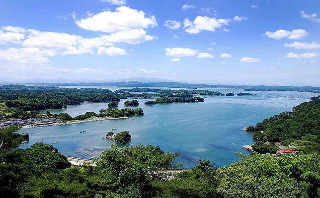 
<p>乍聽「松島」這一名字，很容易直接聯想到某個島嶼。但其實「松島」是位於宮城縣海灣內的一大片島嶼群，包含了260多個大小不一、為松樹環繞的島，形成一篇奇特非凡的島嶼海景。這一帶的地標性景點，該屬松島水產市場及那條通往無人島之福浦島的紅色大橋「福浦橋」，而隨著一年四季時序的變化，呈現出美感不同的景色，即便在日本國內也是非常具有人氣的旅遊景點。<b><a href=