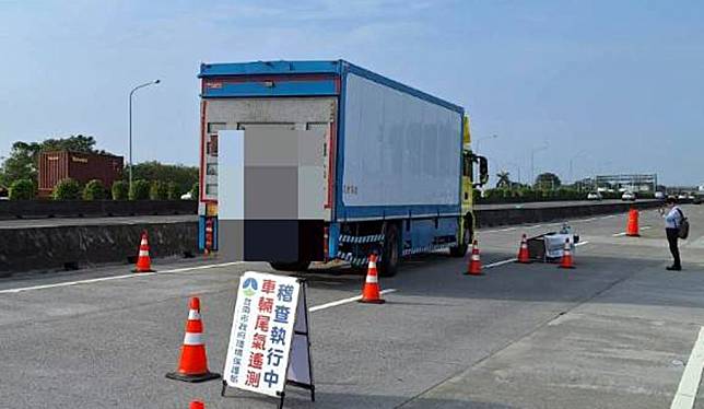 環保局應用科技執法尾氣遙測技術攔查柴油烏賊車。（市府提供）