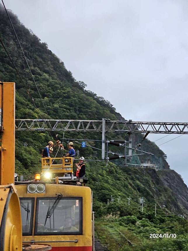 台鐵南澳段發生電力故障，火車停駛，員工全力搶修。（台鐵宜蘭運務段提供）