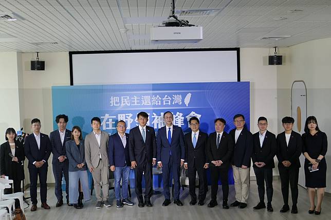 國民黨與民眾黨22日舉辦「在野高峰會議」，討論主軸聚焦於美國關稅衝擊與司法正義。(鄭佑漢攝)