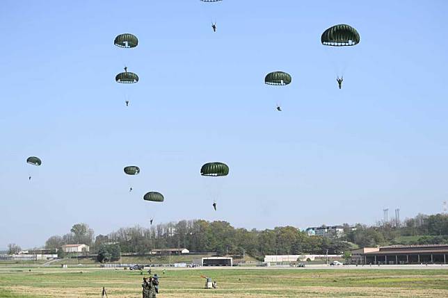 韓美特種作戰部隊在南韓京畿道烏山空軍基地實施聯合空中滲透演練。 圖：翻攝「X」@US_SOCKOR