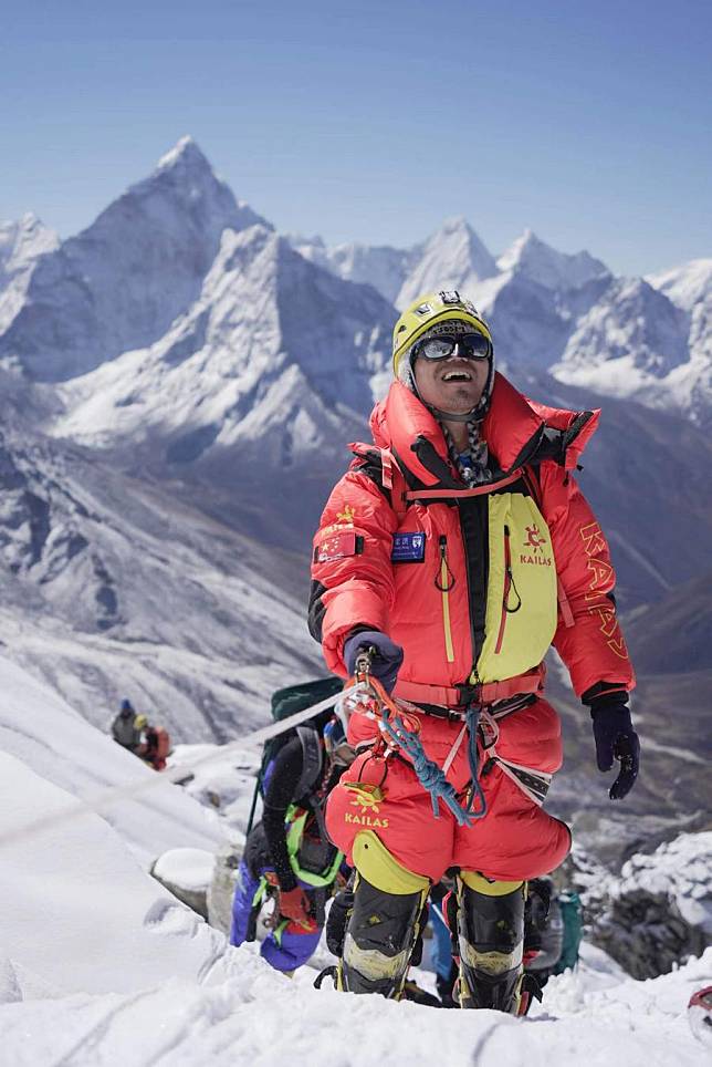 This file photo taken on April 18, 2021 shows Zhang Hong climbing Mt. Lobuche in Nepal. (Photo by Ding Liang/Xinhua)