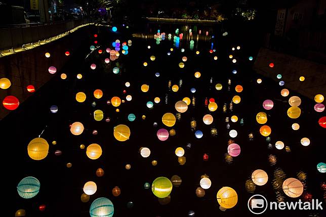 邁入第10年的台南月津港燈節，去年因疫情停辦，今年擴大規模重新登場，各種花燈裝置藝術美不勝收。   圖：黃博郎／攝