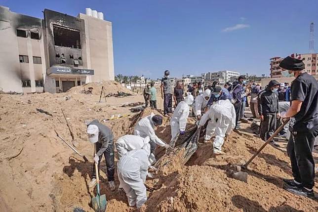 大量遺體在納瑟醫院外被挖掘出來，加薩民防當局正進行辨識與調查。（取自@NetAxisGroup）