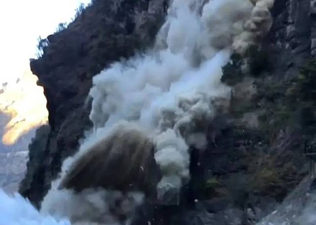 雲南虎跳峽景區某處山邊發生山泥傾瀉，有石塊從懸崖滑落。