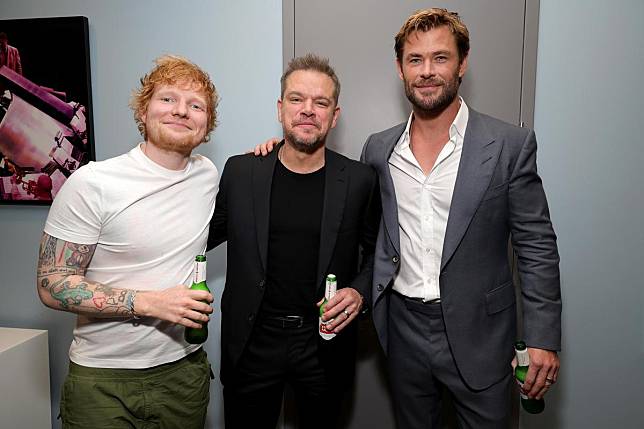 紅髮艾德（左起）、麥特戴蒙、克里斯漢斯沃，一起參加《驚天營救2》的首映活動。（Netflix提供）
