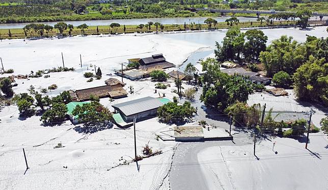 花蓮馬太鞍溪堰塞湖去年9月23日潰壩溢流，沖毀下游馬太鞍溪橋，洪水沖進光復鄉市區，滾滾泥流摧毀住戶家園，罹難者家屬集體向中央至地方4個單位提出國賠請求。本報資料照片