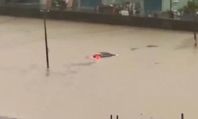 高雄日前遇暴雨淹水，一輛車遭滅頂。網友chun0813授權提供