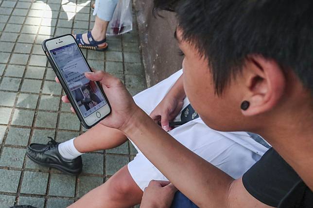 Handheld electronic devices have dramatically altered how we are entertained and get information. Health experts recommend screens should be used for just two hours a day for recreation. Photo: Jonathan Wong