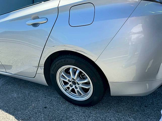 黃姓女車主在國道上與聯結車擦撞，聯結車司機肇逃，圖為遭聯結車刮傷的車體。圖：車主提供