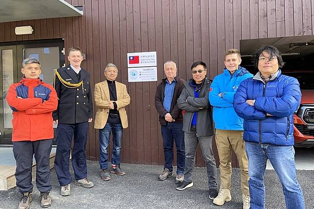 國立中央大學、國家海洋研究院與波蘭哥白尼大學共同合作的第一座台灣極地研究站於25日於北極的冷岸群島正式揭牌成立。（中央大學地科學院提供）